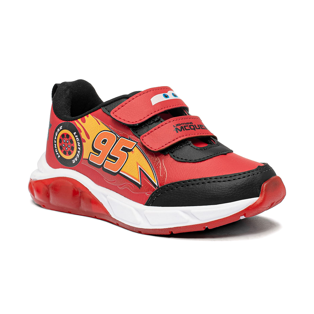 Vista lateral do tênis infantil vermelho com detalhes da Lightning McQueen e fechamento em velcro